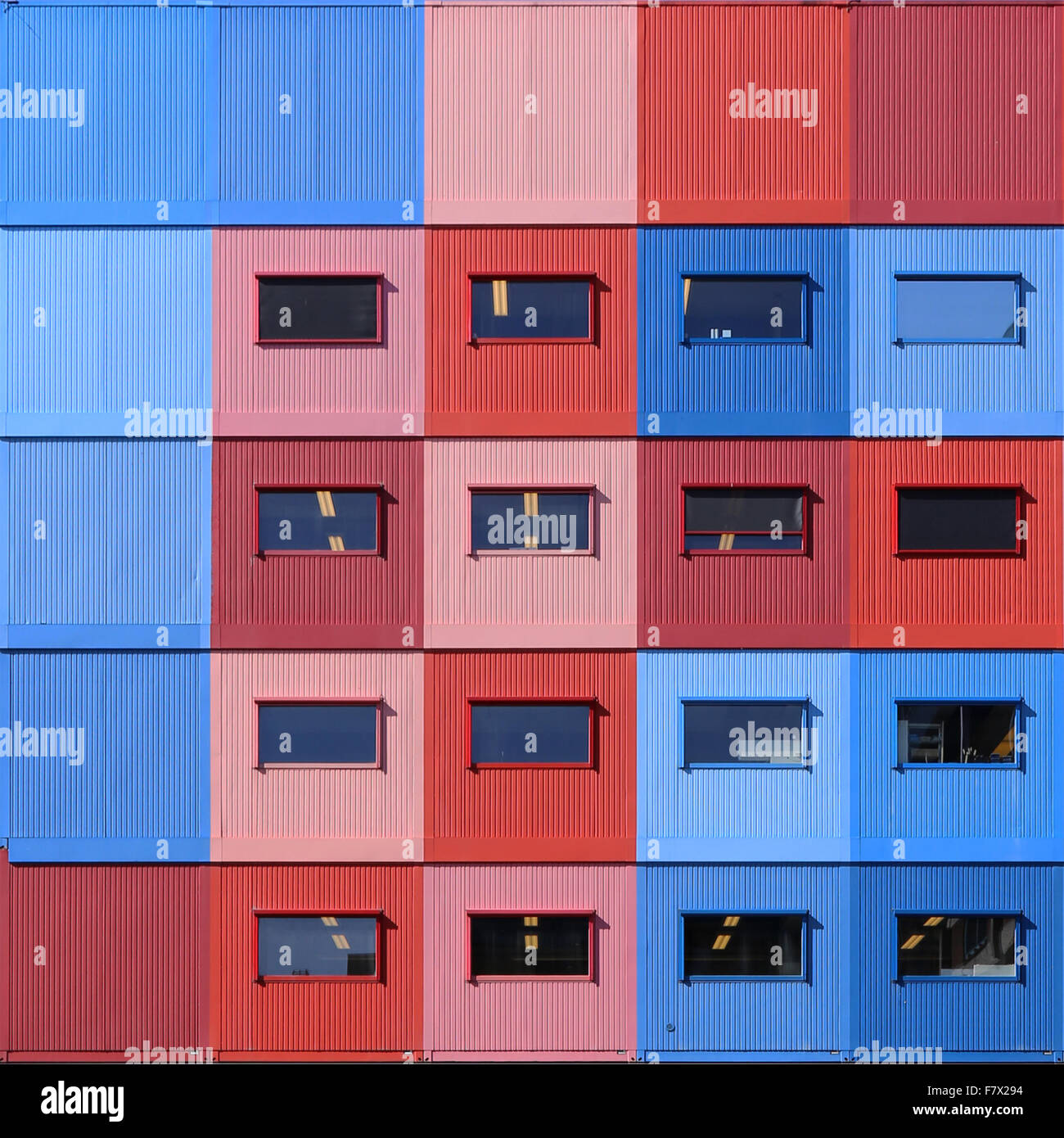 Multi-colore di contenitori impilati gli uni sugli altri Foto Stock