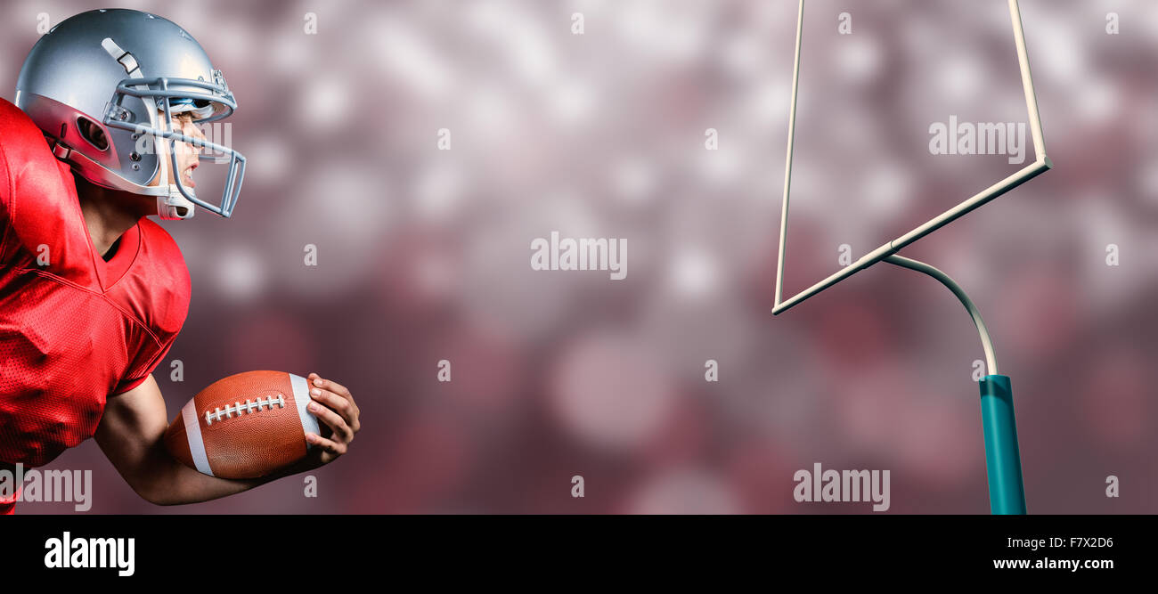 Immagine composita della vista laterale di aggressivo sportivo gioca football americano Foto Stock