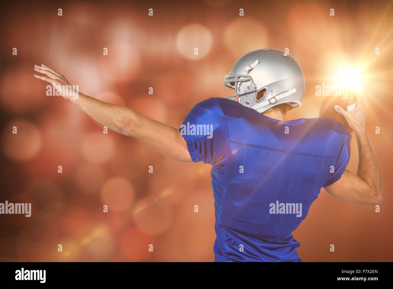 Immagine composita della vista posteriore del giocatore di football americano gettando la sfera Foto Stock