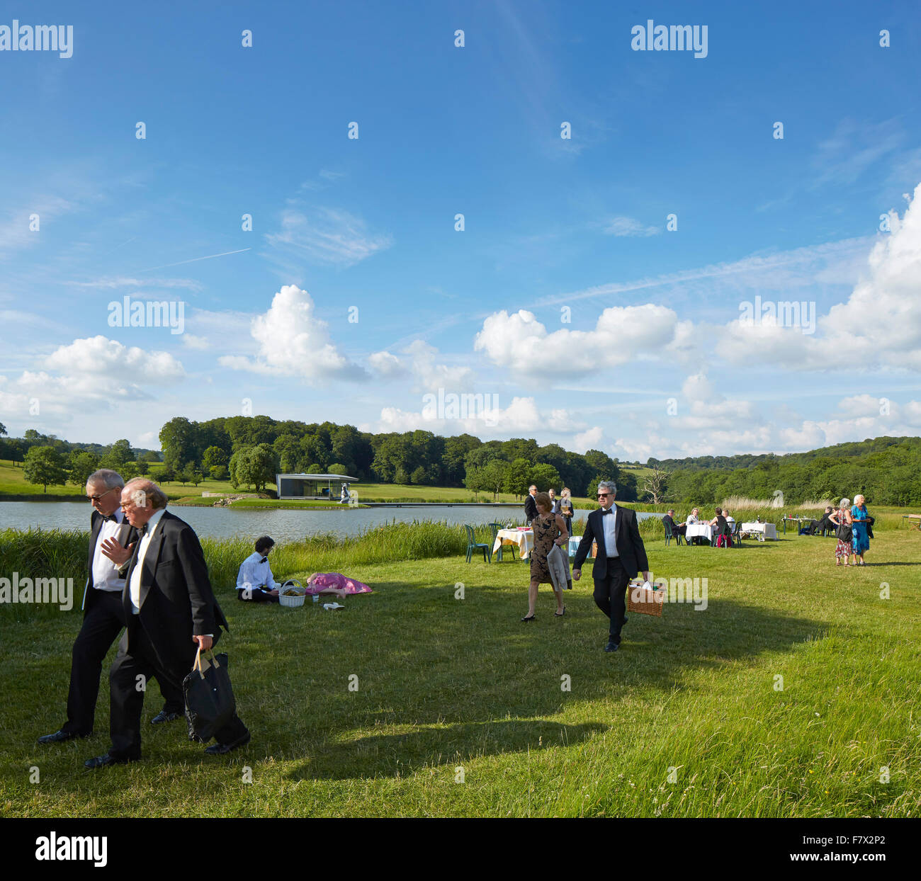 Visitatori durante l evento musicale. Island Pavilion e passerella, High Wycombe, Regno Unito. Architetto: Snell Associates, 2014. Foto Stock