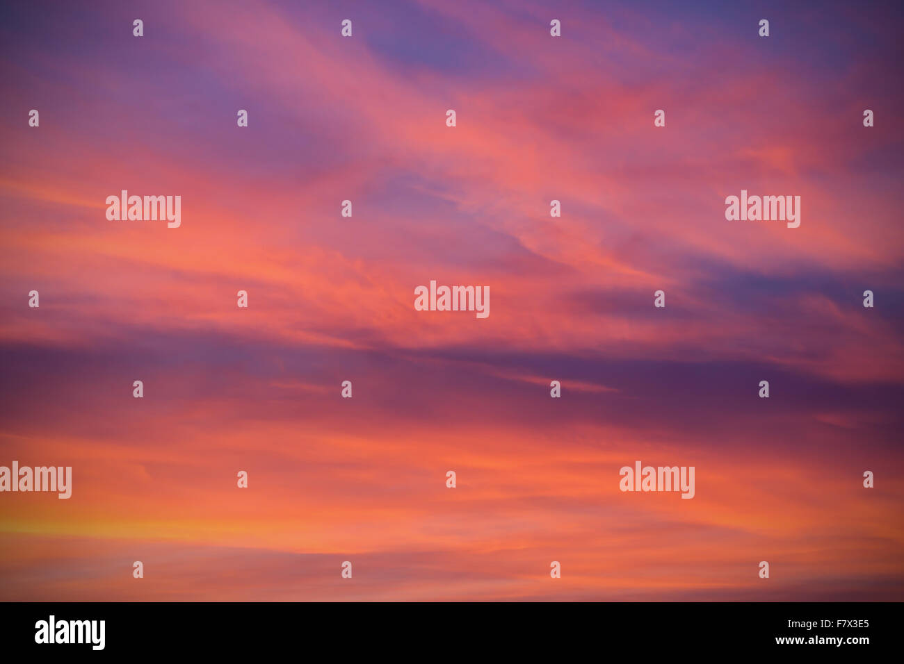Drammatico cielo rosa Foto Stock