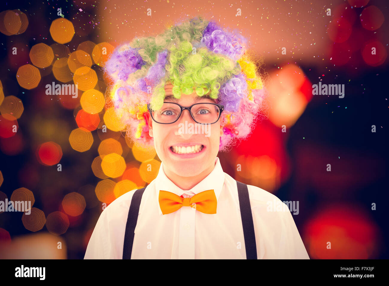 Immagine composita di geeky hipster indossando una parrucca arcobaleno Foto Stock