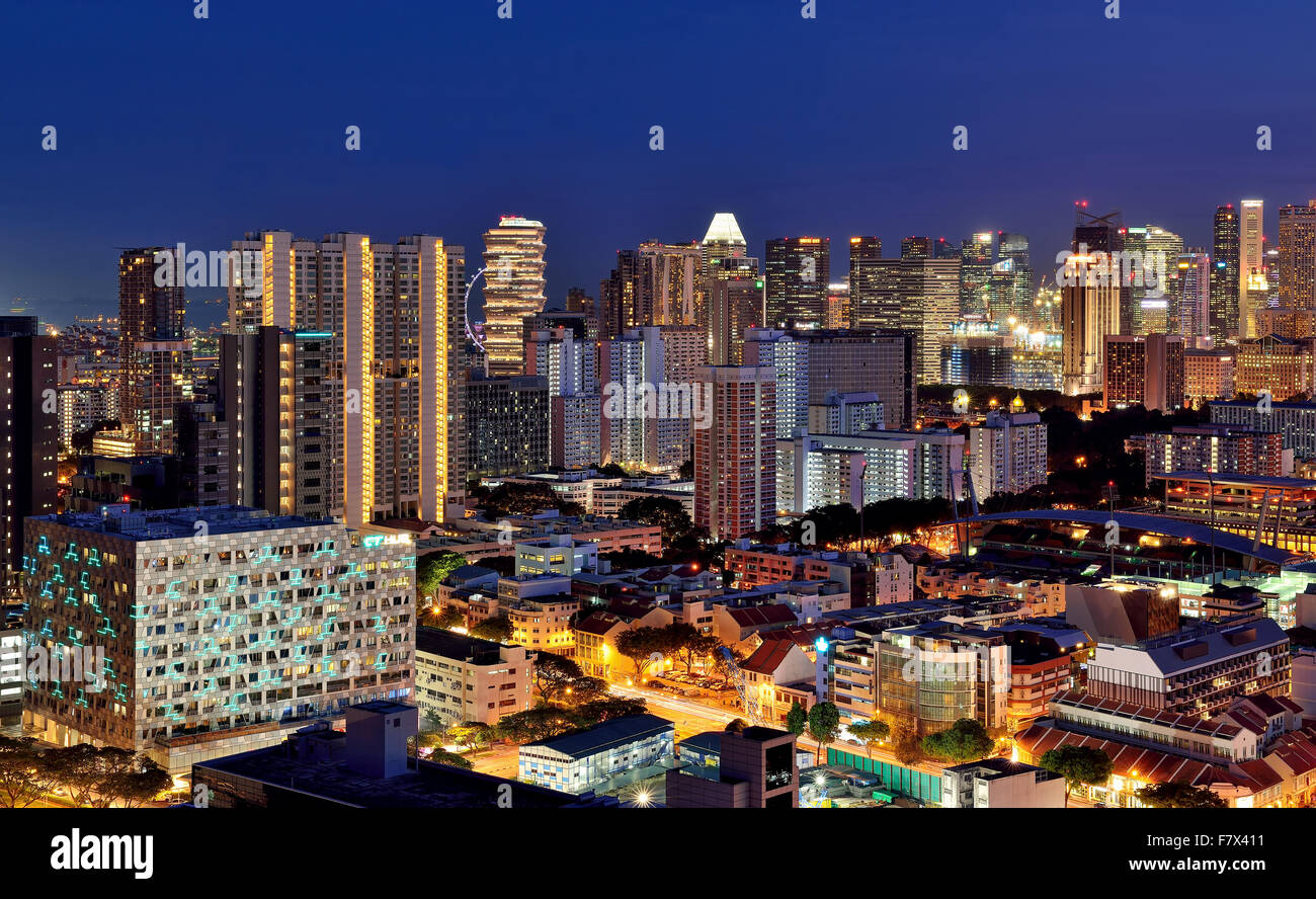 Lo skyline di Singapore di notte Foto Stock