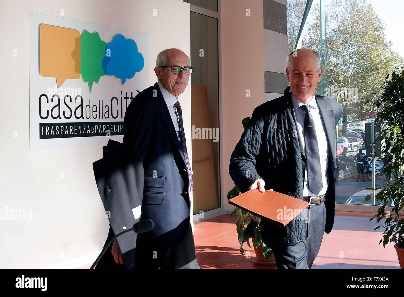 Roma, Italia. 2 dicembre, 2015. Francesco Paolo Tronca e Franco Gabrielli Presentazione della sala di controllo per il Giubileo della misericordia a partire da dicembre 10th. Photo Samantha Zucchi Credito: Insidefoto/Alamy Live News Foto Stock