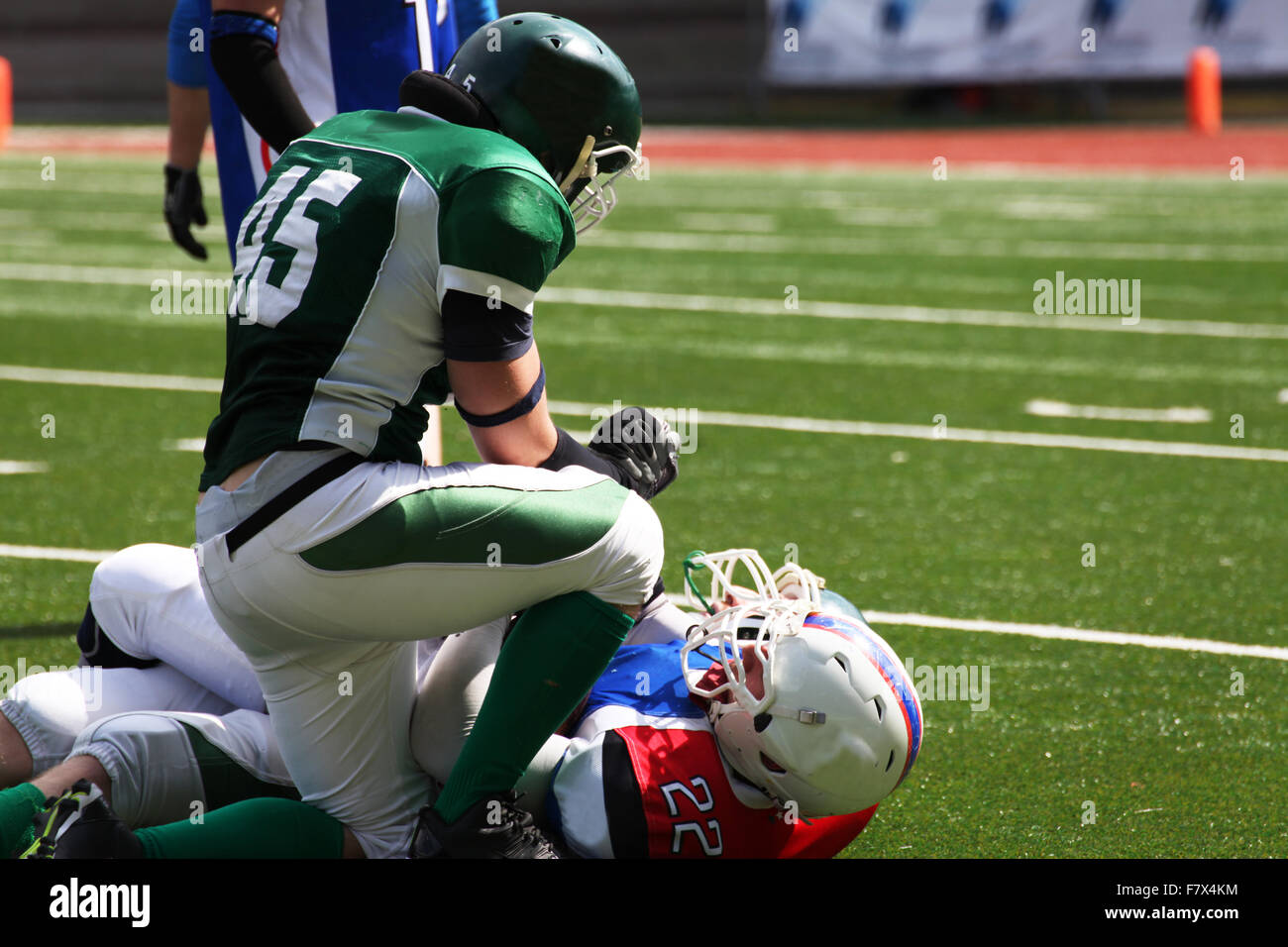 Due uomini la riproduzione di football americano Foto Stock