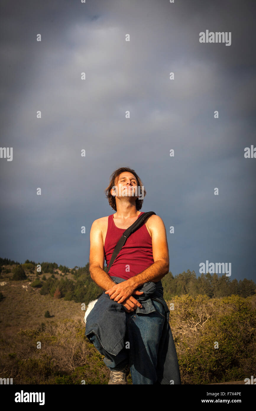 Uomo che guarda il cielo, Muir Woods, CALIFORNIA, STATI UNITI D'AMERICA Foto Stock