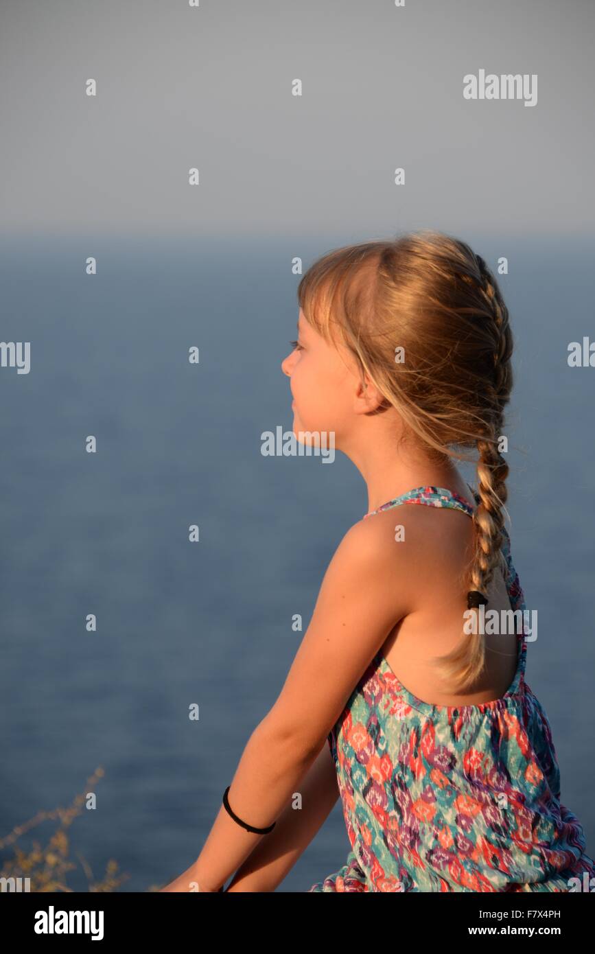 Ragazza che guarda al mare Foto Stock