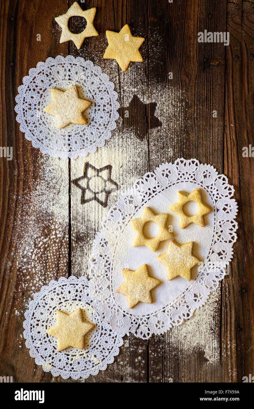 A forma di stella biscotti di Natale su un tavolo Foto Stock
