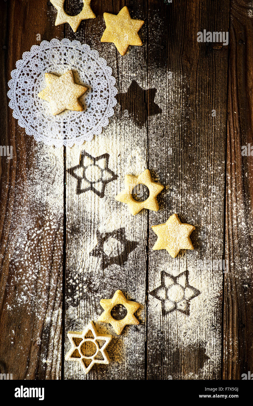 A forma di stella biscotti di Natale su un tavolo Foto Stock