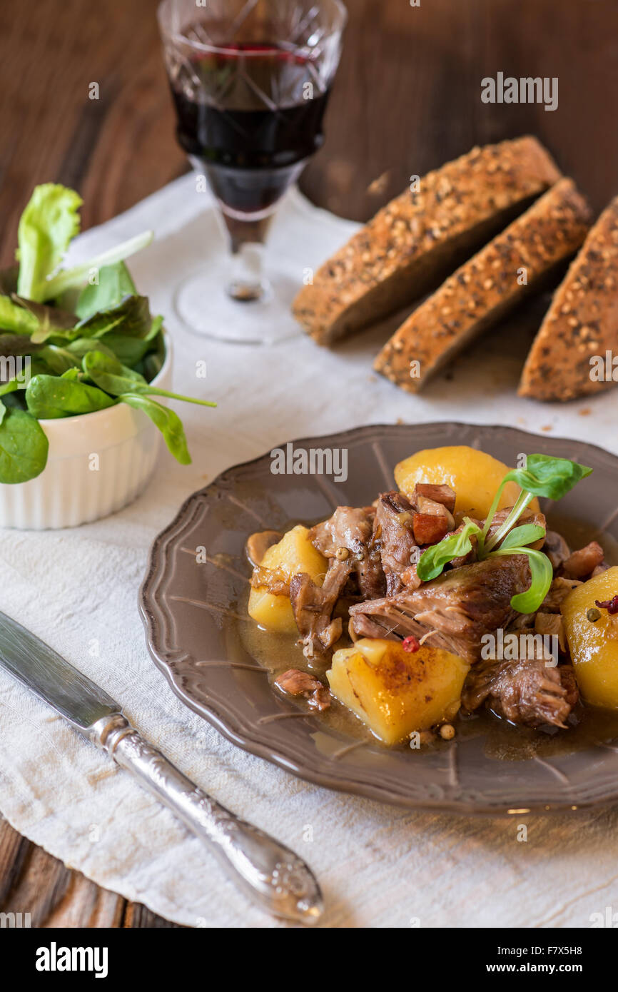 Vino, pane, insalata verde e carne Foto Stock