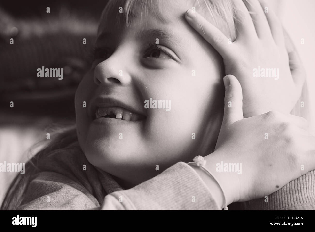 Ragazza ridere con le mani sulla testa Foto Stock