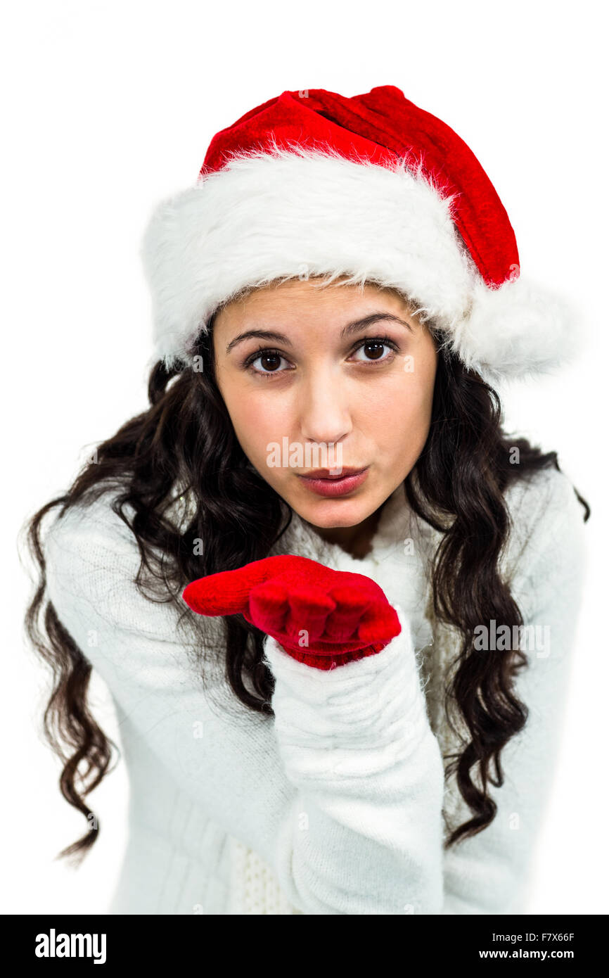 Donna attraente con guanti rosso bacio di soffiatura Foto Stock