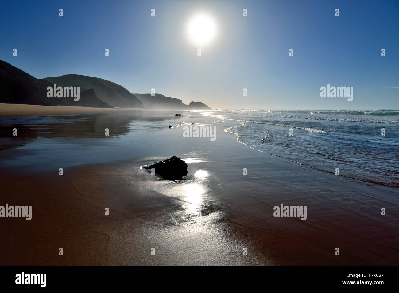 Il Portogallo, Algarve: spiaggia panoramica fotografati contro il sole Foto Stock