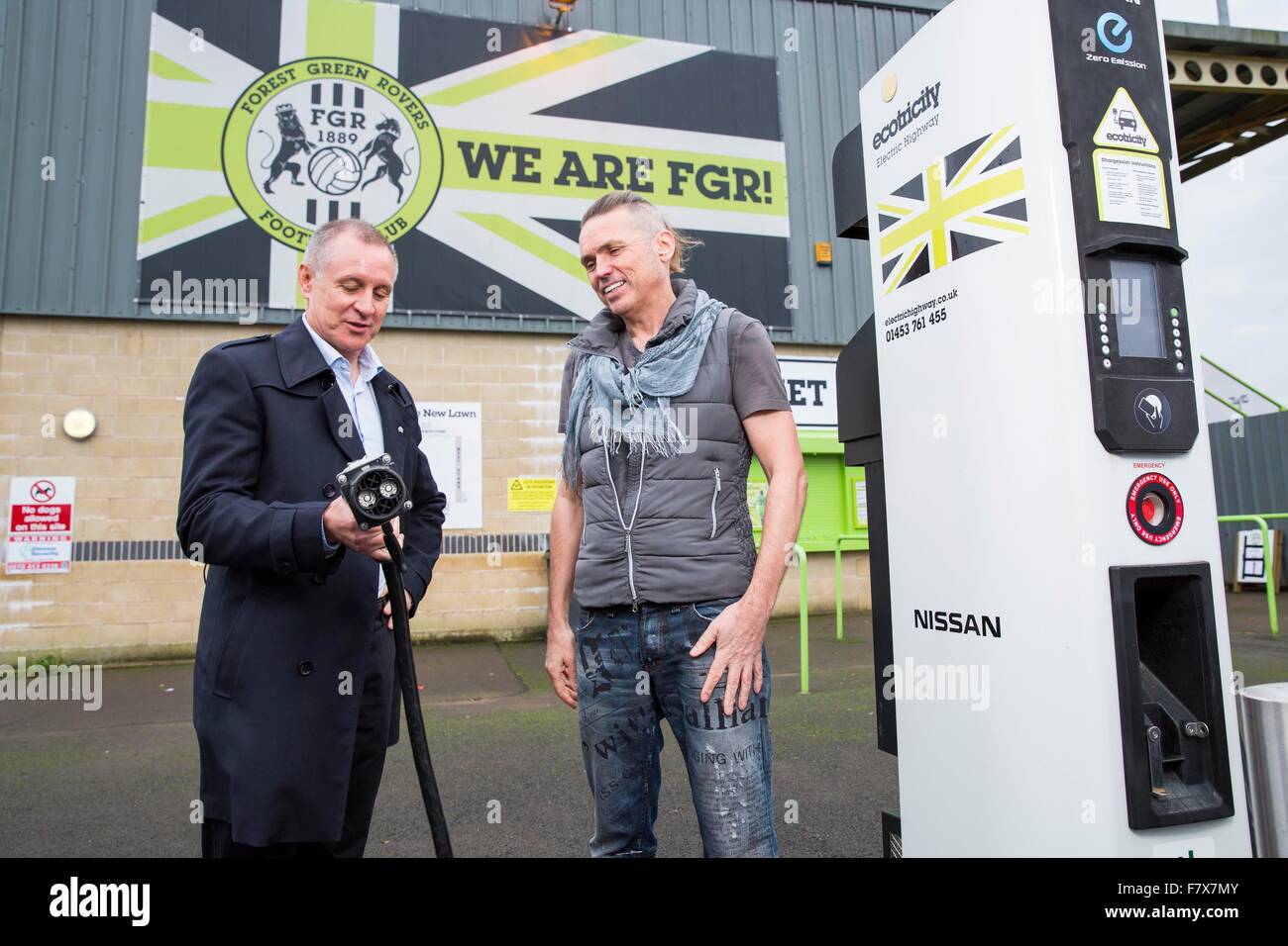 Nailsworth, Gloucestershire, UK. 3 dicembre, 2015. Il boss Ecotricity Dale Vince ha accolto una delegazione speciale dal Sud Australia guidato dal Premier Jay Weatherill, a verde foresta FC oggi. Weatherill ha annunciato che Adelaide è quello di diventare il primo al mondo carbon neutral city. Il Premier ha incontrato Vince su una missione esplorativa per discutere il futuro delle tecnologie rinnovabili e climatizzazione, prima di viaggiare su per incontrare il Segretario generale dell'ONU Ban Ki-moon a Parigi il cambiamento climatico vertice. Credito: Adam Gasson/Alamy Live News Foto Stock