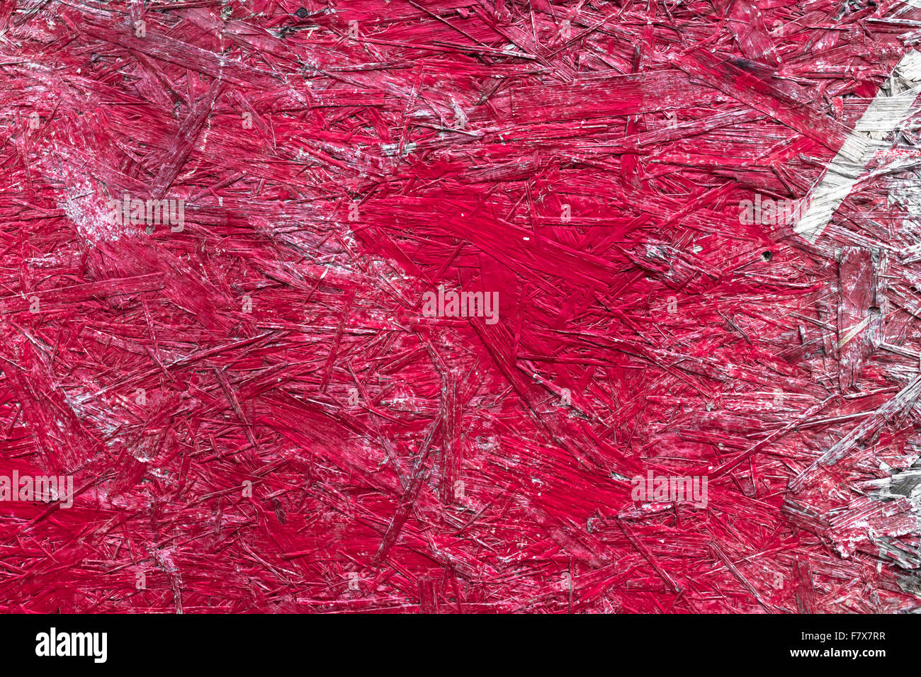 Pannello rosso compensato e pressato, con trucioli di legno e residui di  nastro adesivo Foto stock - Alamy
