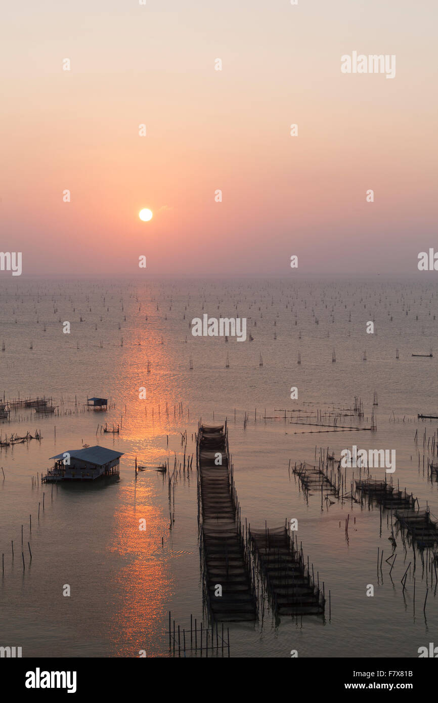 Tramonto sul lago di Songkhla nel sud della Thailandia Foto Stock