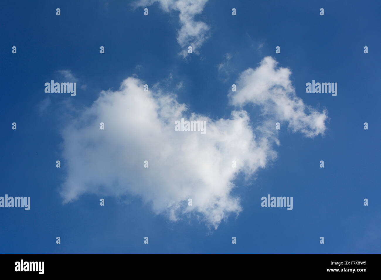 Bianchi e soffici cloud contro un cielo blu Foto Stock