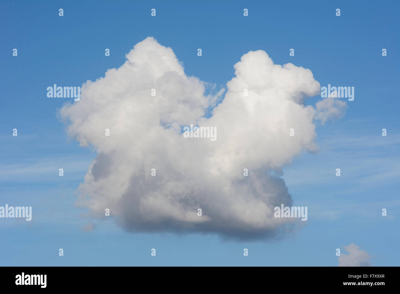 Bianchi e soffici cloud contro un cielo blu Foto Stock