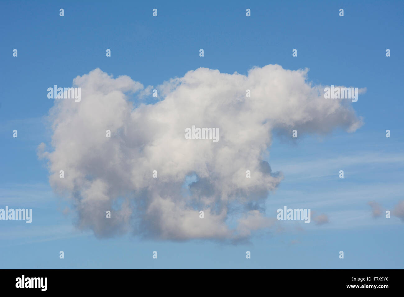 Bianchi e soffici cloud contro un cielo blu Foto Stock