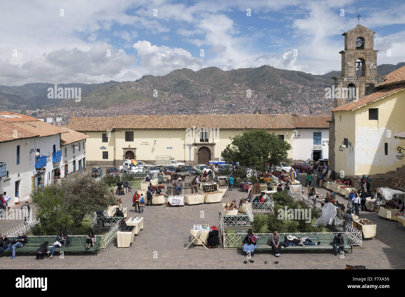 Vendita di artigianato in San Blas square, piazza nel quartiere dello stesso nome, uno dei più luoghi di Boemia a Cuzco. Foto Stock