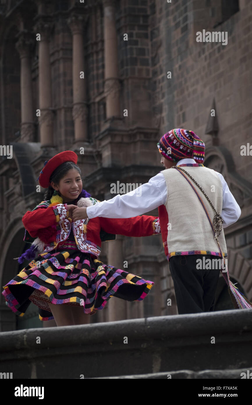 Un gruppo di bambini vestiti in costumi tradizionali partecipare ad un evento nella città di Cuzco. Foto Stock