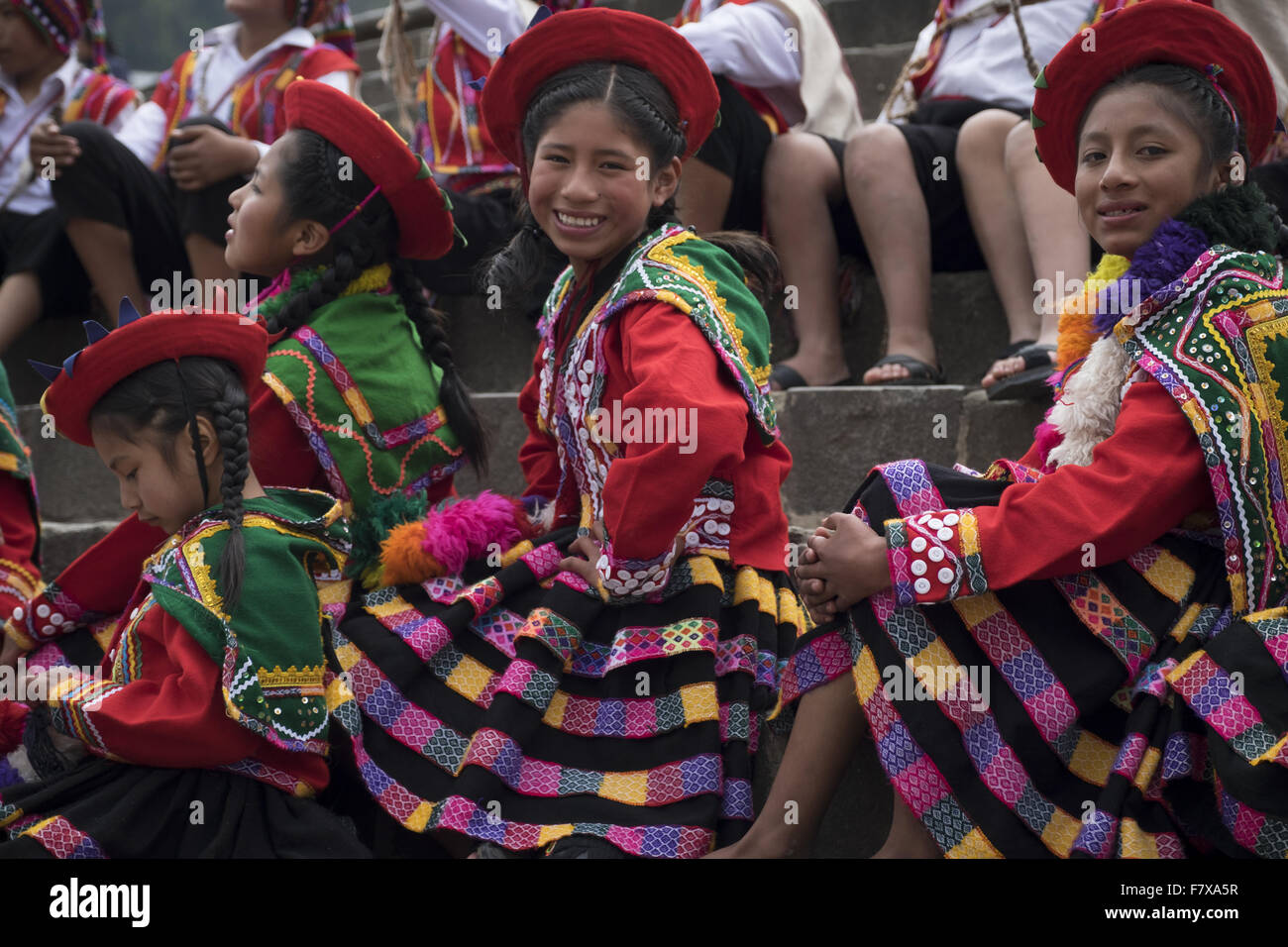 Un gruppo di bambini vestiti in costumi tradizionali partecipare ad un evento nella città di Cuzco. Foto Stock