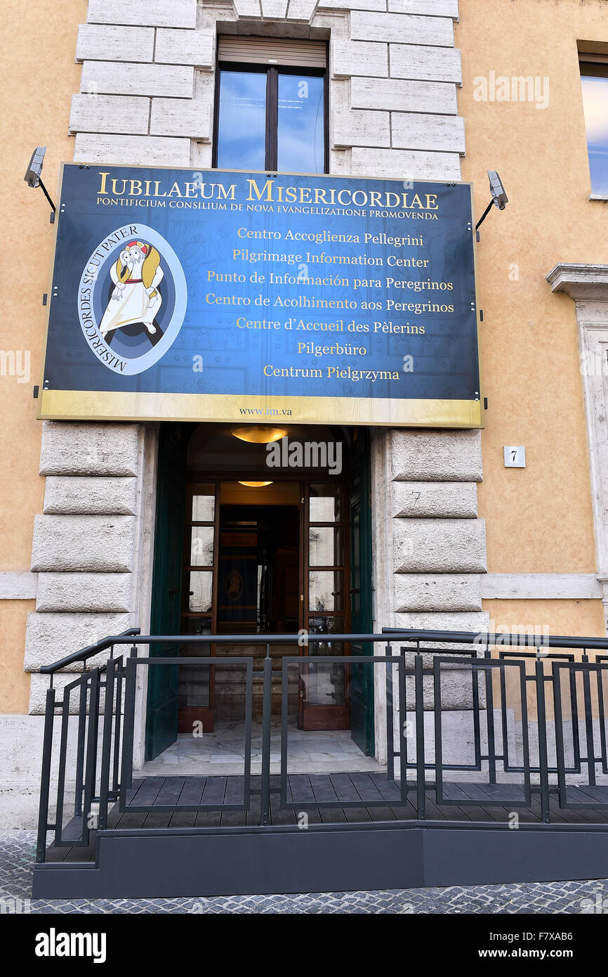 Roma, Italia. 3 dicembre, 2015. L'entrata di pellegrini information center durante il Giubileo della misericordia Credito: Insidefoto/Alamy Live News Foto Stock
