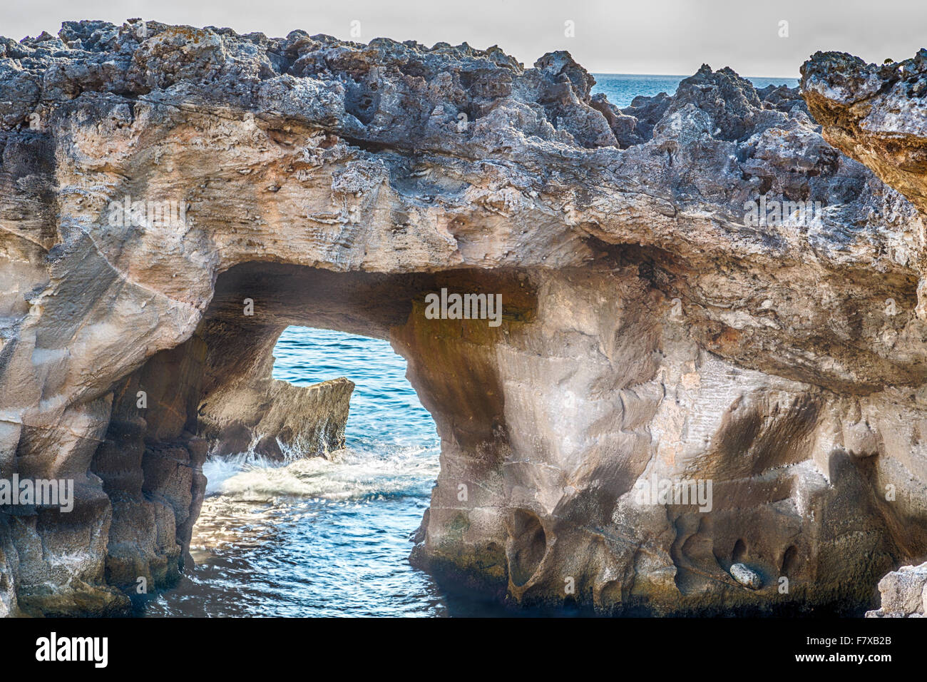 Incredibile piscina naturale circondato solo dal mare Adriatico o dalle grotte in Italia, Marina Serra Tricase, Lecce, Puglia Foto Stock