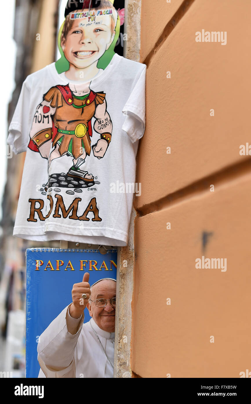 Roma, Italia. 3 dicembre, 2015. Un Papa Francesco calendario e una maglietta esposta in un negozio in una strada vicina San Pietro Credito: Insidefoto/Alamy Live News Foto Stock
