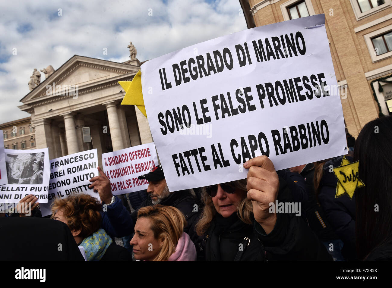 Roma, Italia. 3 dicembre, 2015.I fornitori di Souvenir delle più antiche famiglie di ebrei romani protesta contro i decreti municipali che vieta il lavoro sulla Piazza San Pietro durante il Giubileo. Alcuni manifestanti indossavano sul loro petto la stella gialla, simbolo della persecuzione nazista . © Insidefoto/al Foto Stock