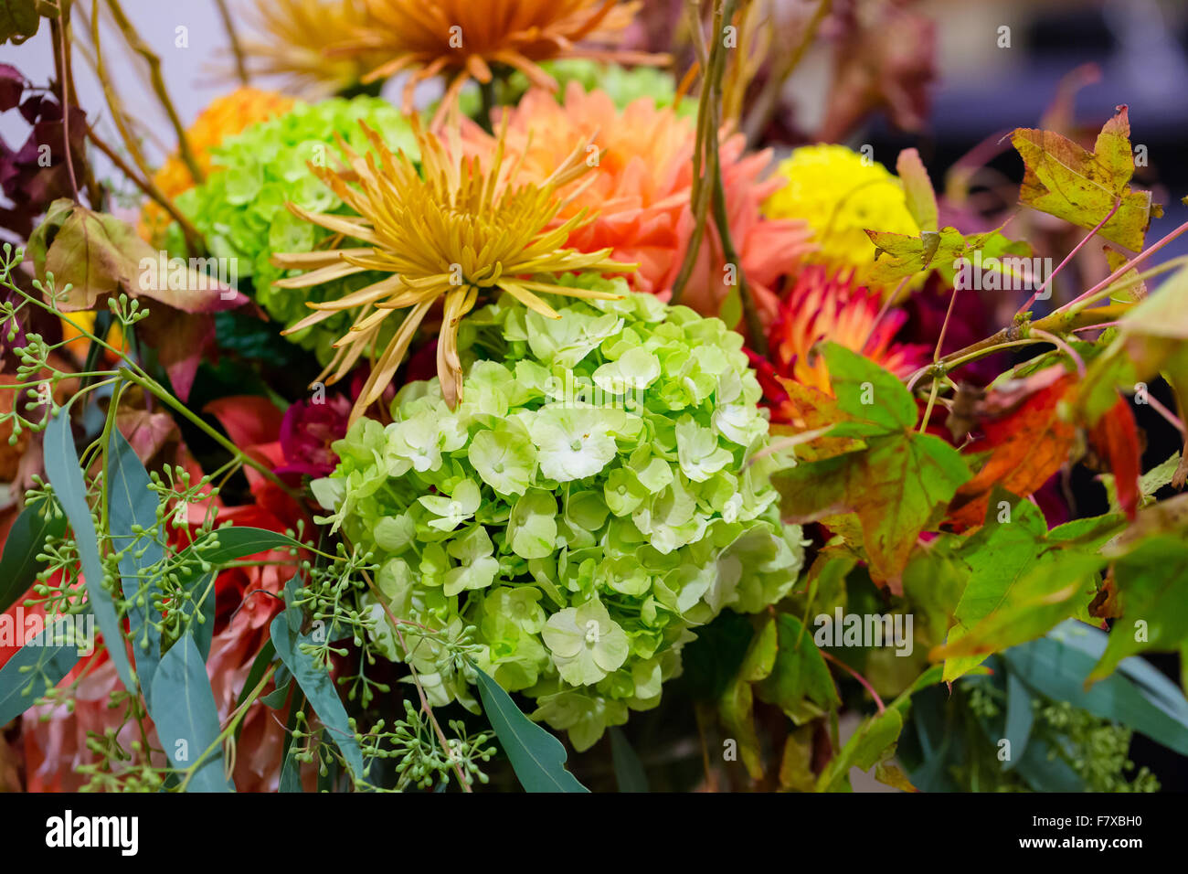 Ricevimento di matrimonio fiore centepiece luminoso con fiori colorati. Foto Stock