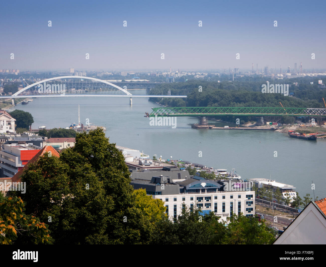 Vista dei ponti sul Danubio a Bratislava, in Slovacchia Foto Stock