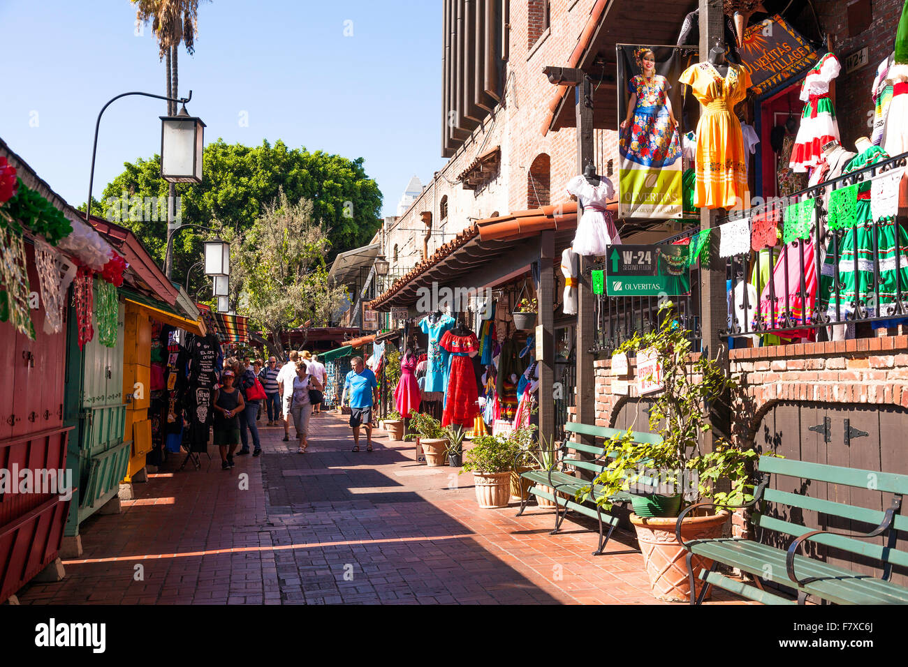 Strada del mercato di Los Angeles cabine di mercato su Olvera Street a Los Angeles Plaza storico distretto di Los Angeles, California, Stati Uniti d'America Foto Stock