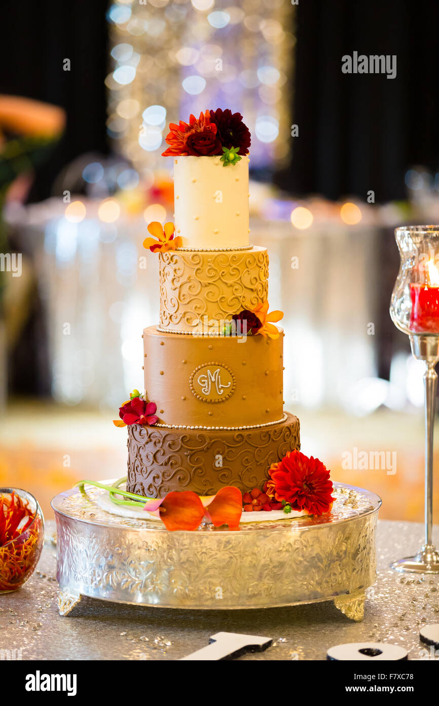 Torta di Nozze in occasione di un ricevimento con un design personalizzato per la sposa e lo sposo. Foto Stock