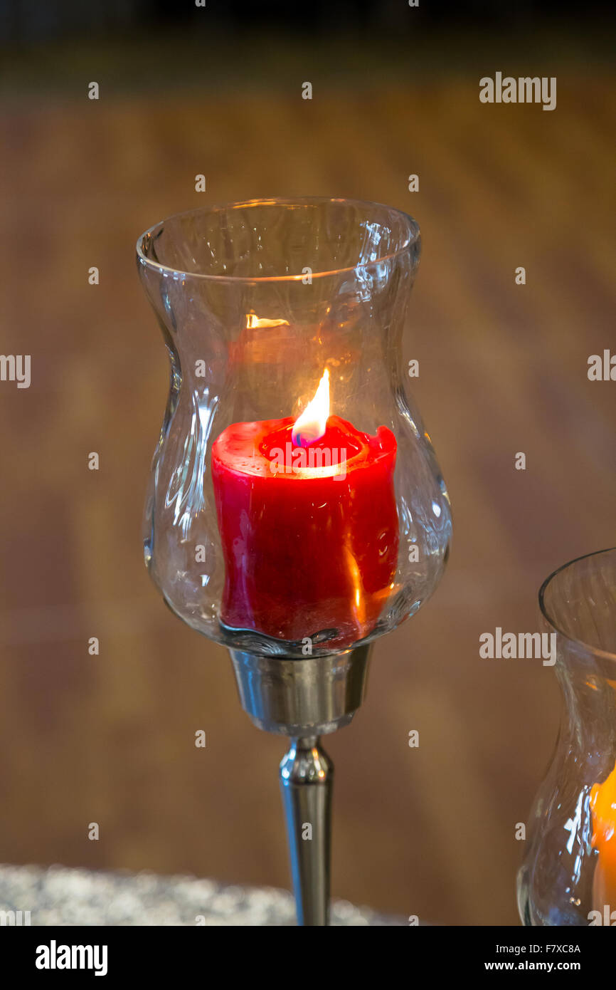 Ricevimento di nozze arredamento di una candela rossa accesa e la produzione di lume di candela durante l'evento. Foto Stock