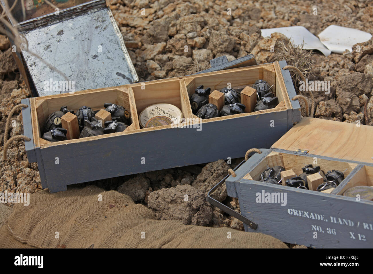 Un re-enactors scatola da 36 mulini granate sul display in una trincea come impostazione durante un militare di display. Foto Stock