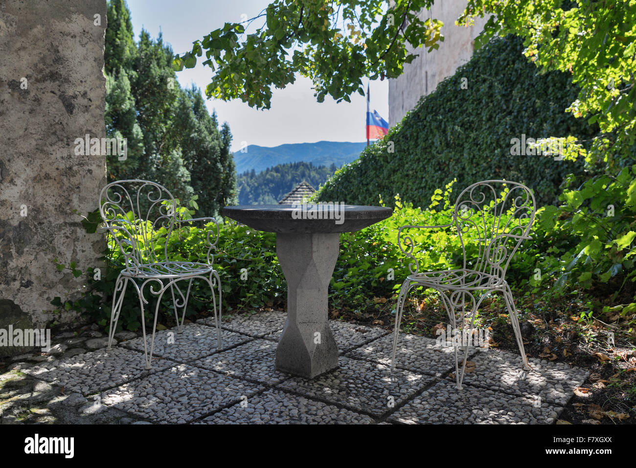 Un ombroso accogliente cortile del castello di Bled all'aperto con tavolo e sedie, Slovenia Foto Stock