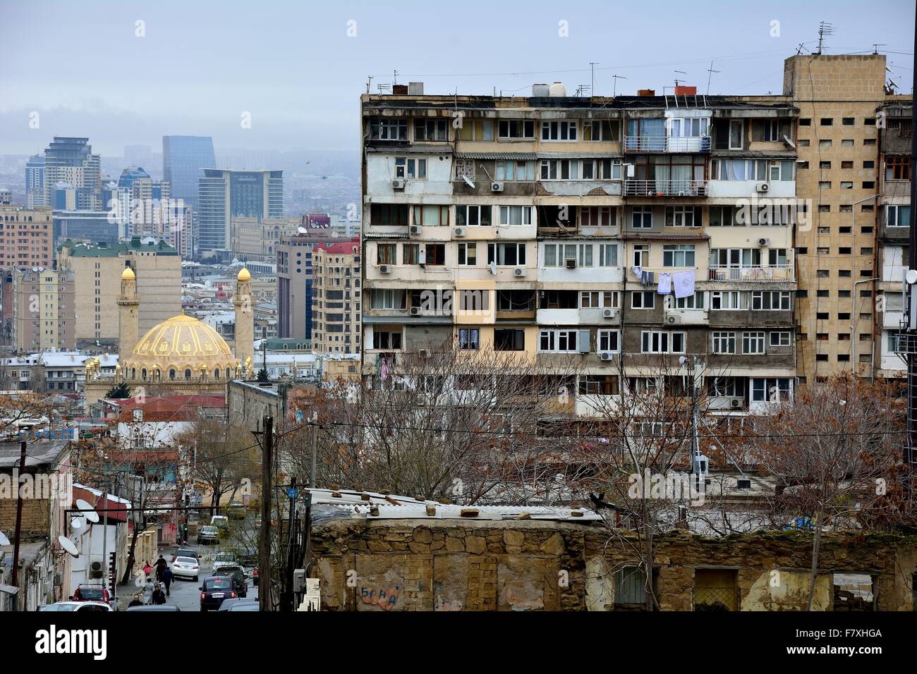 Moschea moderna e vecchi appartamenti con vista su Baku, capitale dell'Azerbaigian Foto Stock