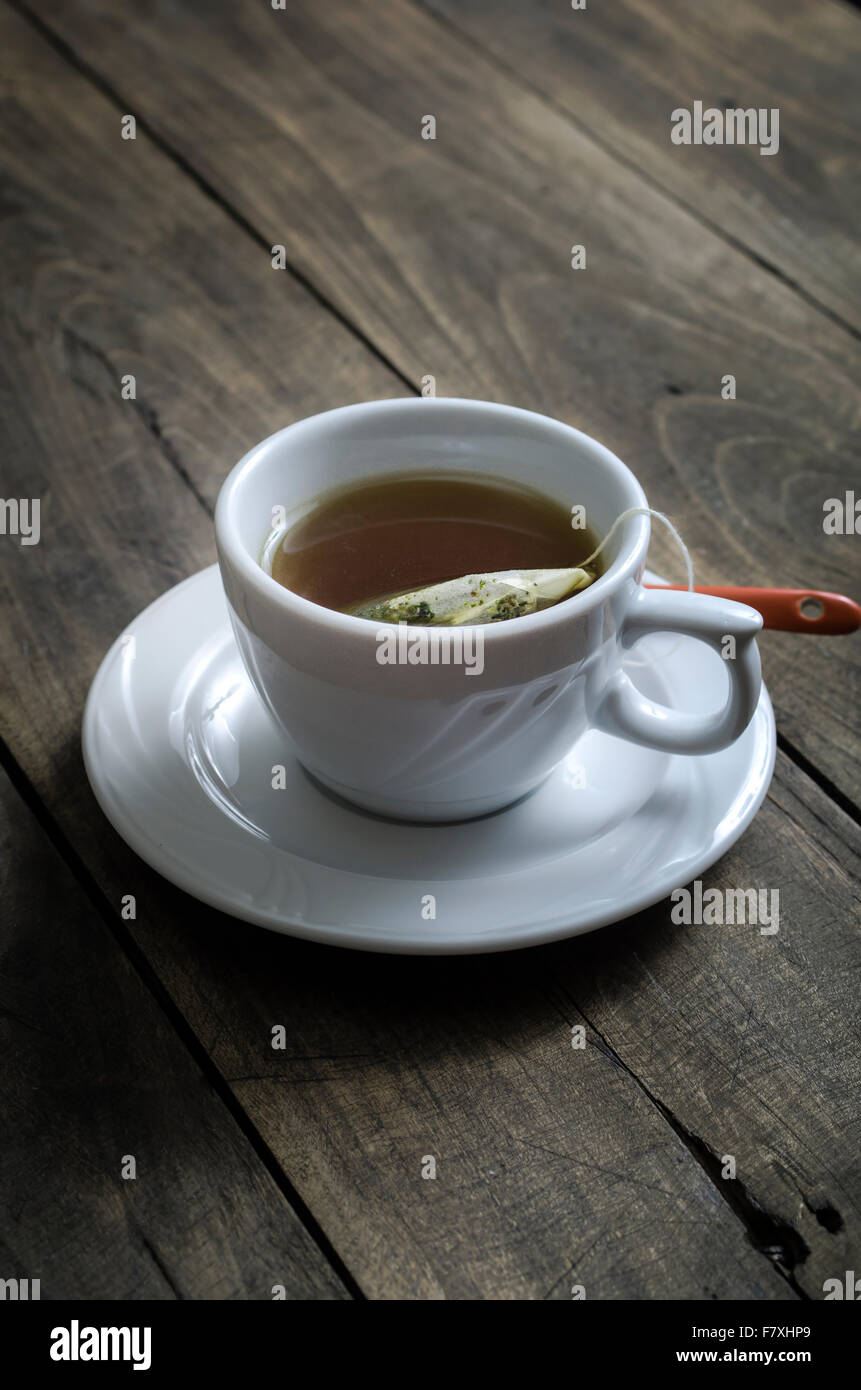 Tazza di tè alle erbe su un sfondo di legno, close up Foto Stock