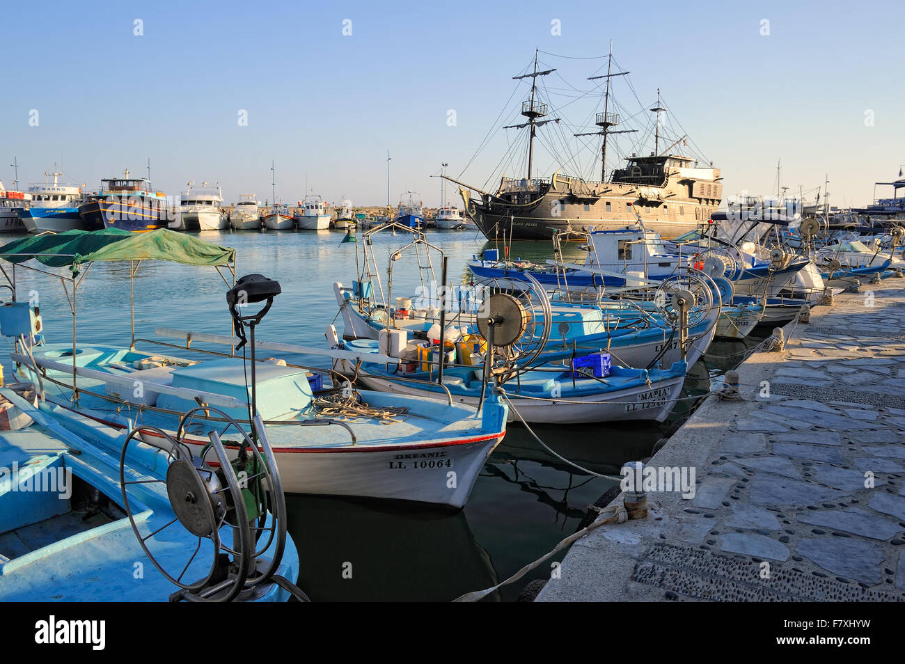 Imbarcazione da diporto una replica della famosa perla nera ancorato circondato da barche da pesca nella baia di Ayia Napa Foto Stock