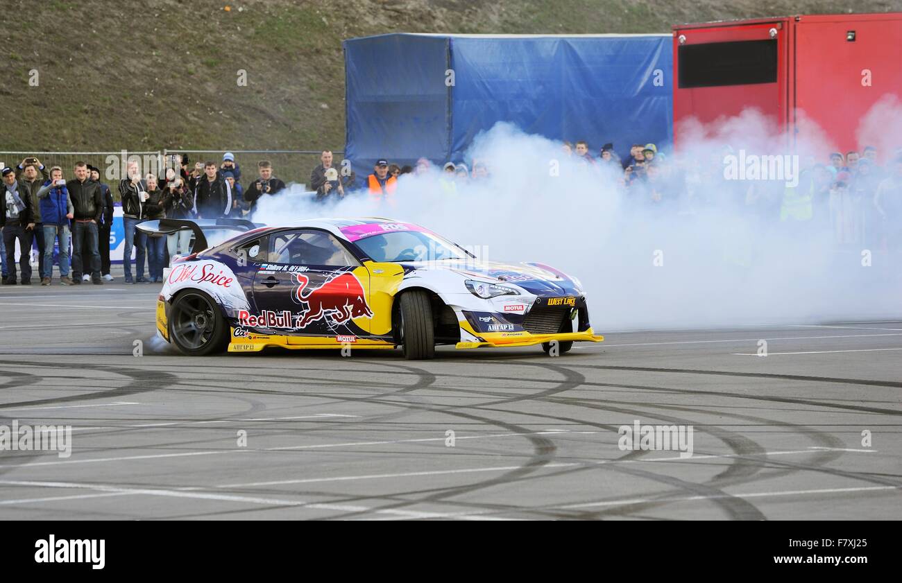Drift racing car Rocket Bull 86 in corrispondenza del sito di Crocus Expo di Mosca. RTR mostra di maestri. Vista frontale Foto Stock