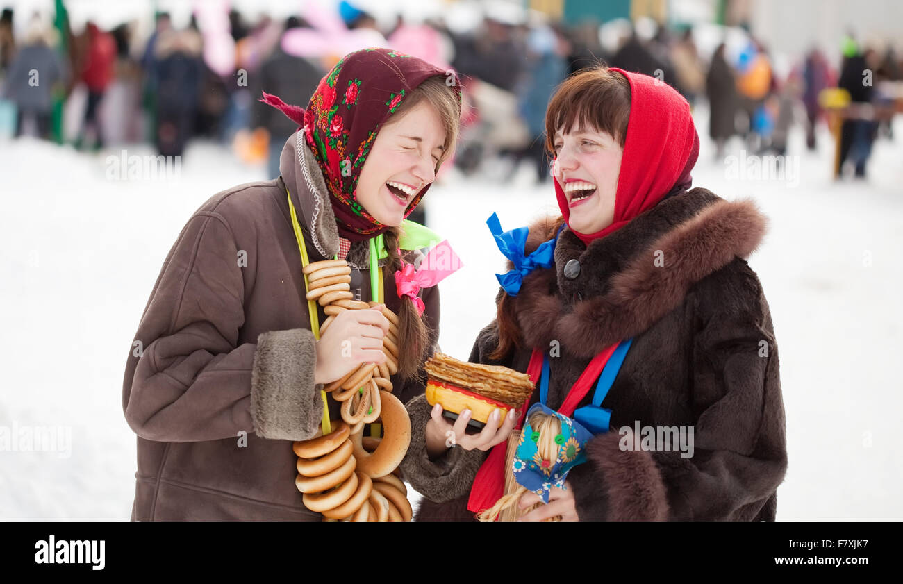 Due ragazze felici celebrando Shrovetide in Russia Foto Stock