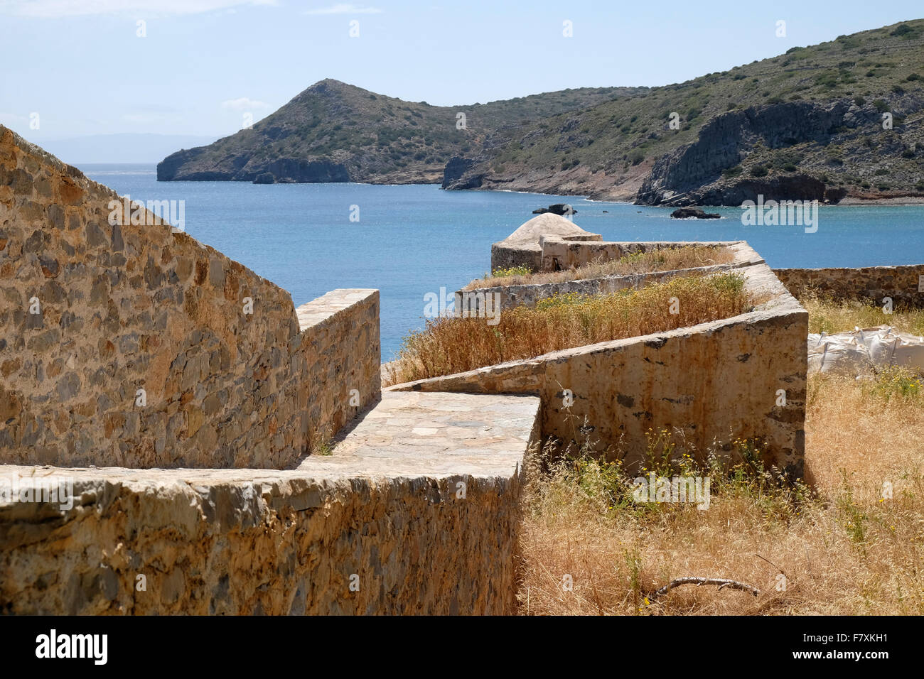 Le fortificazioni veneziane sull'isola di Creta di Spinalonga, Creta orientale. Con una vista della terraferma al di là. Foto Stock