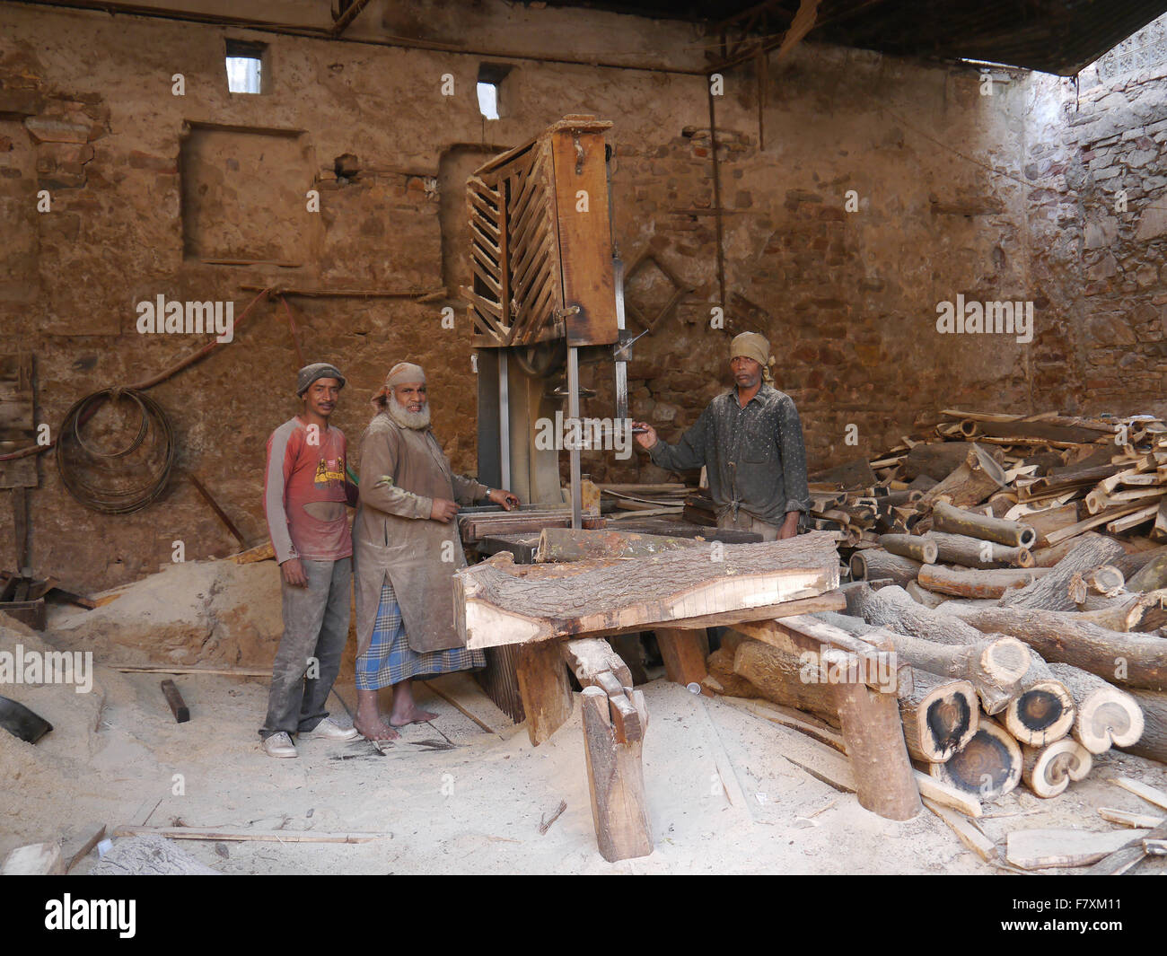 Ritratto di tre carpentieri nel loro ambiente di lavoro - Legno workshop . Jaipur India Foto Stock