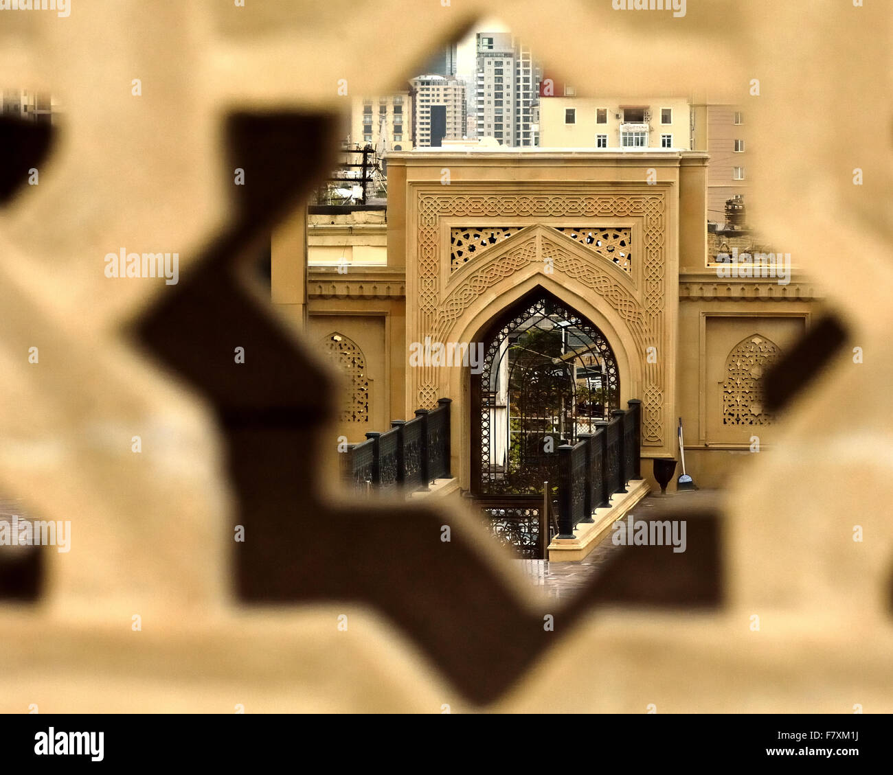 Motivi della moschea visto attraverso la stella nella parete di Baku, capitale dell'Azerbaigian Foto Stock