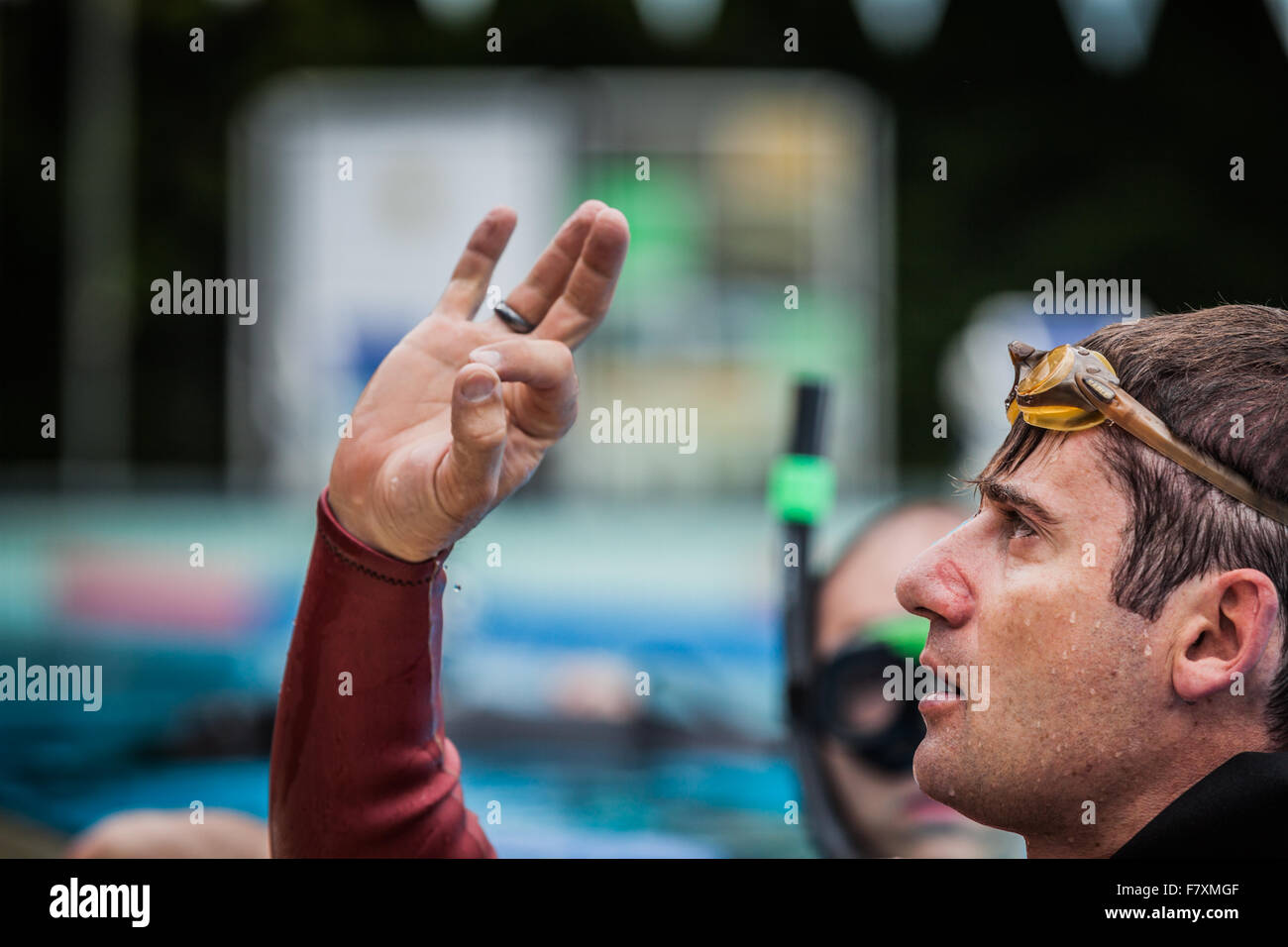 Montreal, Canada - 30 maggio 2015. Gazzetta AIDA Freediving piscina competizione si svolge nel complesso acquatico 50m Piscina olimpionica presso il Parc Jean-Drapeau. Prestazioni statiche protocollo ufficiale. Foto Stock