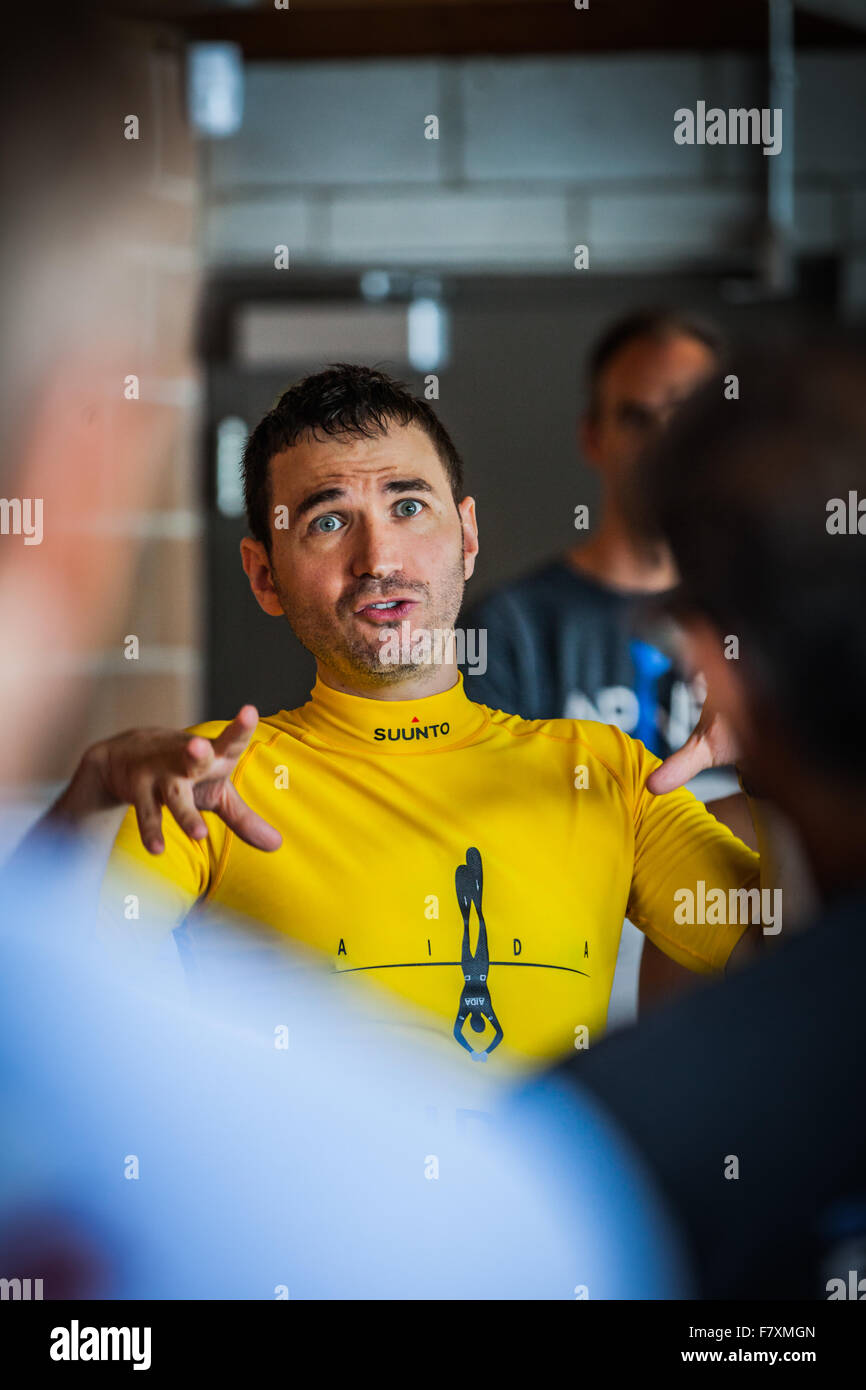 Montreal, Canada - 30 maggio 2015. Gazzetta AIDA Freediving piscina competizione si svolge nel parco Jean-Drapeau piscina olimpica. Giudice Briefing concorrenti circa le norme e protocolli. Foto Stock