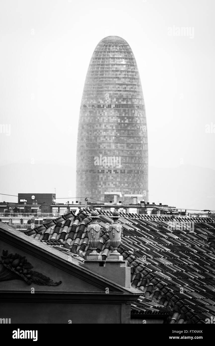 Torre Agbar o la Torre Agbar, 142 metri di grattacielo designer dal architetto Jean Nouvel situato in Piazza Glorias, Barcellona, Spagna Foto Stock