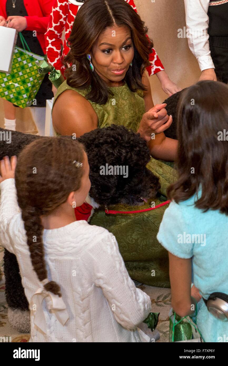 Washington DC, Stati Uniti d'America. 2° dic, 2015. Stati Uniti La First Lady Michelle Obama parla con i bambini delle famiglie militari durante l inaugurazione della Casa Bianca decorazioni vacanze alla Casa Bianca il 2 dicembre 2015 a Washington D.C. Foto Stock