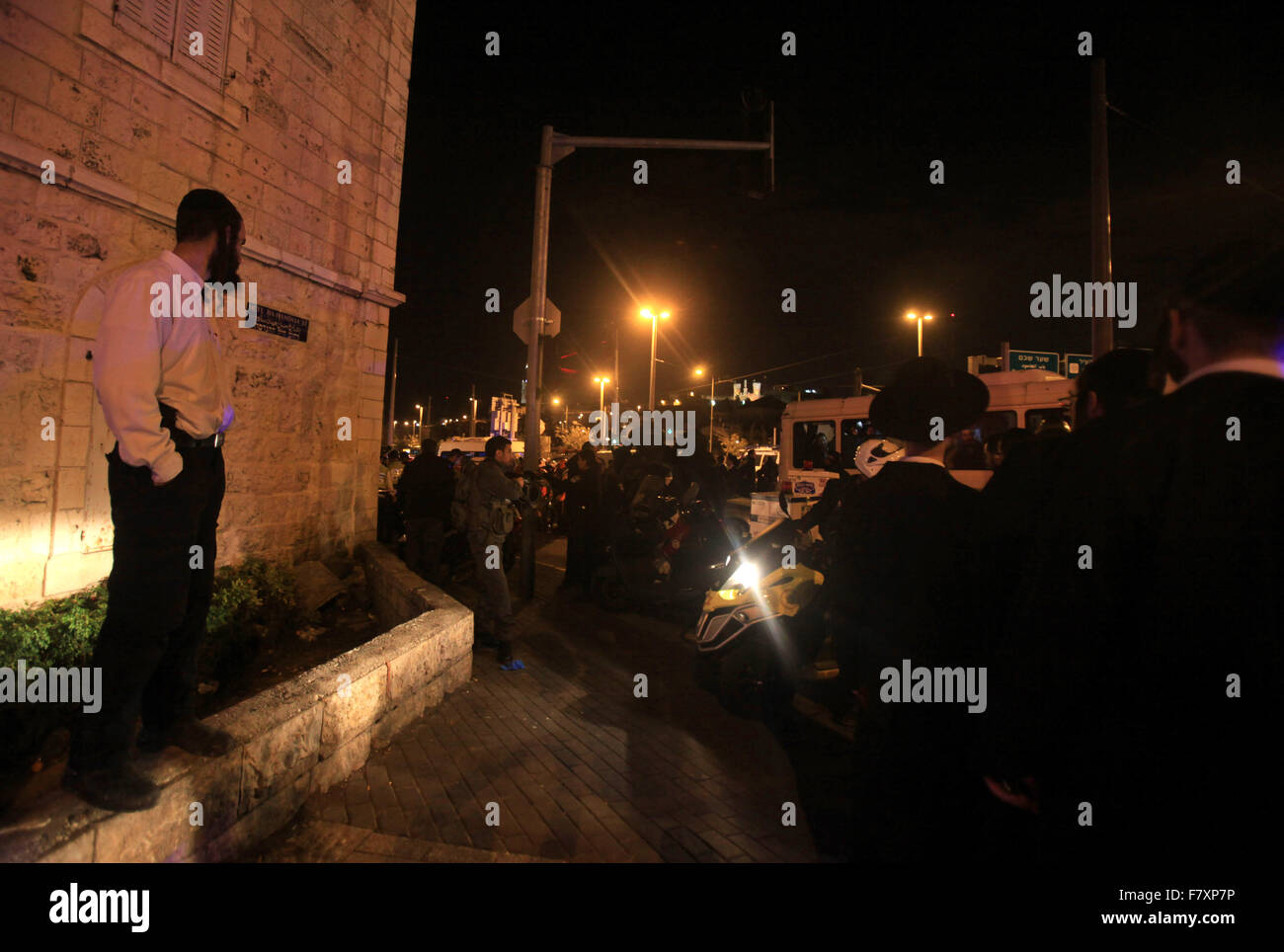 Gerusalemme, Territorio palestinese. 3 dicembre, 2015. Gli israeliani a stare dietro la linea di polizia vicino la scena seguente accoltellato un attentato vicino a Gerusalemme la città vecchia il 3 dicembre 2015. Un utente malintenzionato Palestinese pugnalato e ferito un poliziotto israeliano vicino a Gerusalemme la città vecchia prima di essere colpito e ''neutralizzato'', la polizia israeliana di detto credito: Mahfouz Abu Turk/immagini APA/ZUMA filo/Alamy Live News Foto Stock